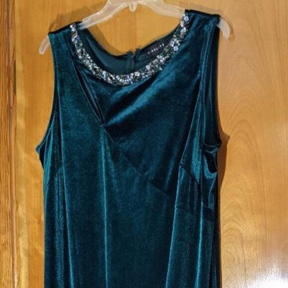 BEAUTIFUL BEADED NECKLINE EMERALD GREEN VELVET GOWN - Picture 1 of 8